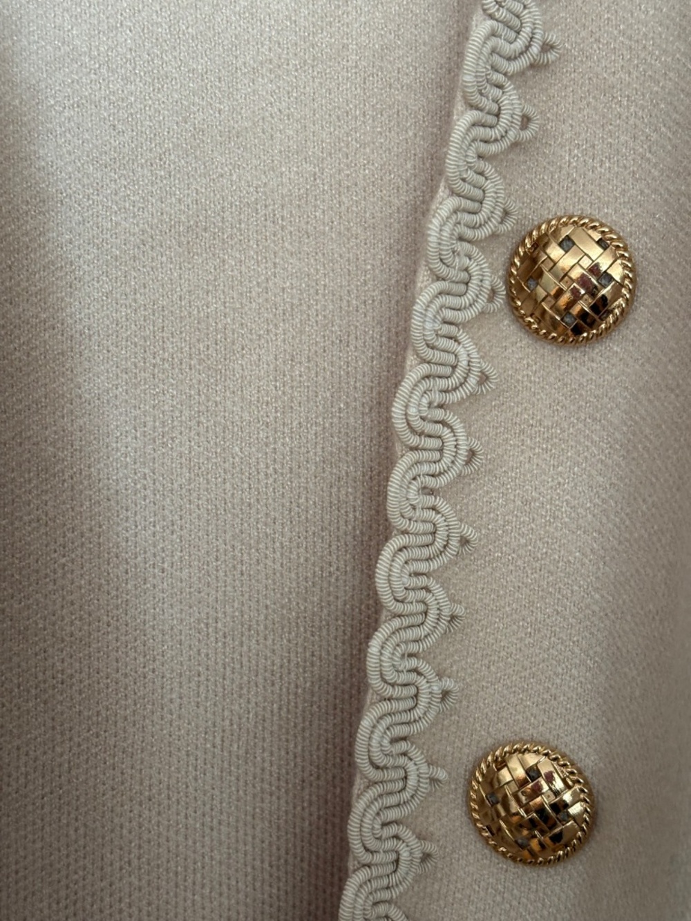 Sioni Open-Front Ivory/Cream Knitted Lady Jacket Cardigan with Gold Buttons - Picture 3 of 16